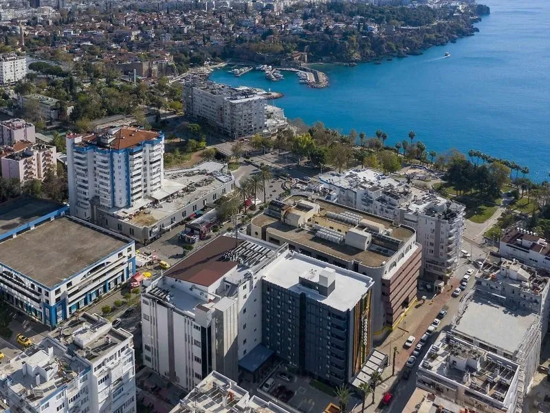 Zračni posnetek hotela Afflon Loft City v Antalyi ob morski obali