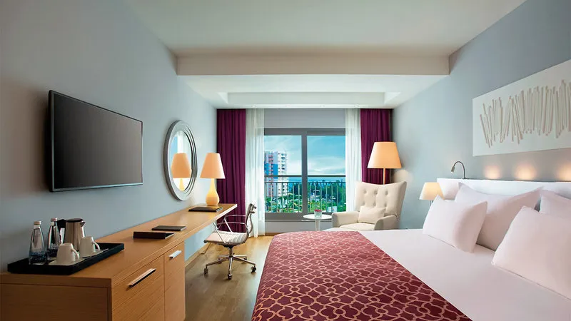 Sodobno opremljena dvoposteljna soba z balkonom in pogledom na mesto