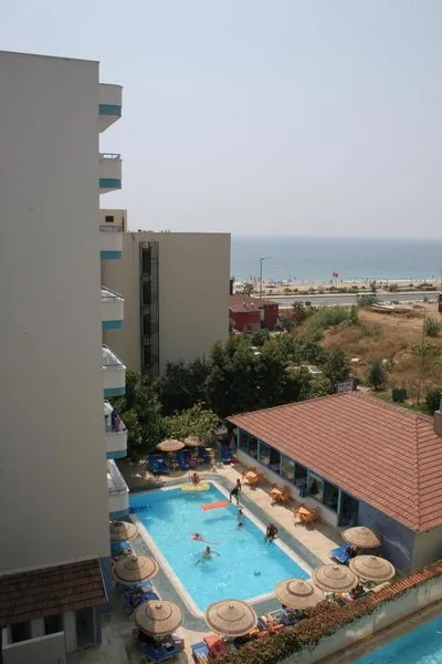 Pogled na bazen in bližino plaže v Alanyi