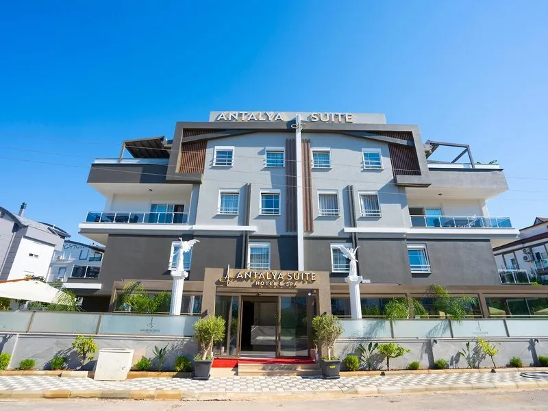 Moderna zunanjost hotela Antalya City podnevi