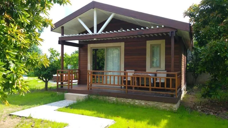 Lesena bungalov hiška v naravnem okolju hotela Apella