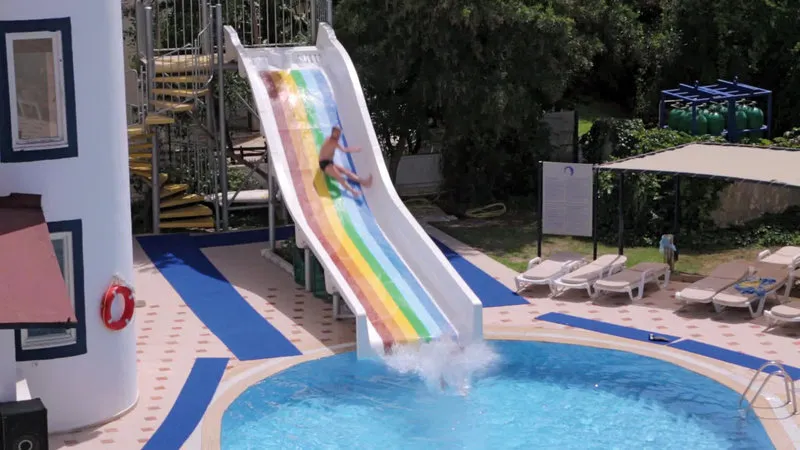 Barvit vodni tobogan v hotelu Ares Blue