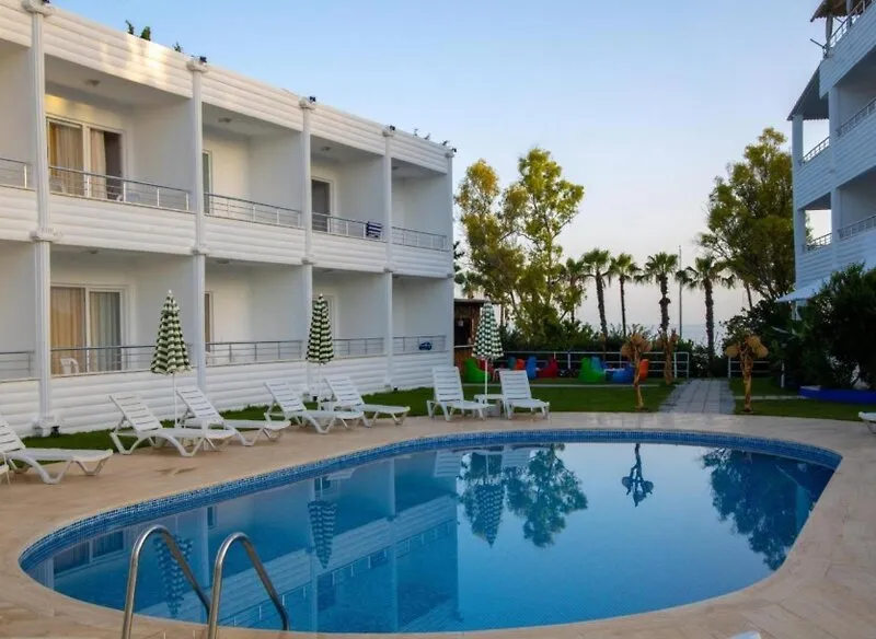 Zunanji bazen s pogledom na morje in ležalniki