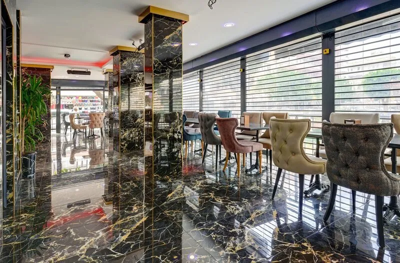 Elegantna hotelska avla z zlatimi detajli