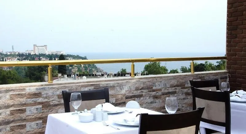 Terasa restavracije s pogledom na morje in obalo Antalye