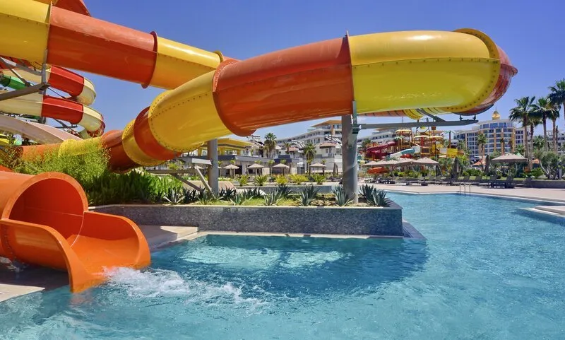 Adrenalinski zaviti tobogani v hotelskem vodnem parku