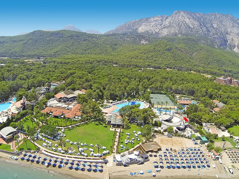 Panoramski pogled na resort Baia Salima in gore v ozadju