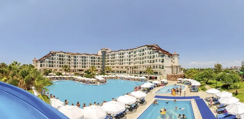 Pogled iz zraka na plažo in bazene hotela Bella Resort