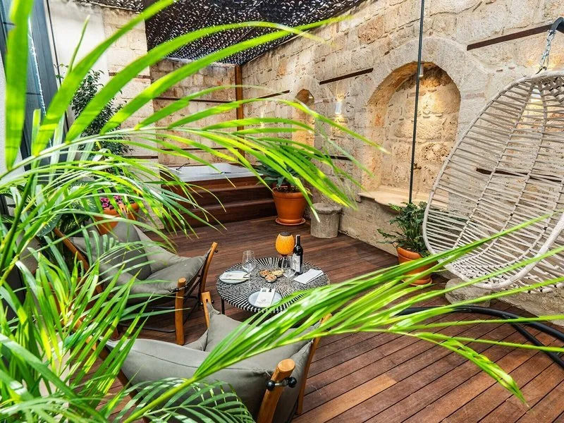 Zasebna terasa z jacuzzijem in udobnimi naslanjači