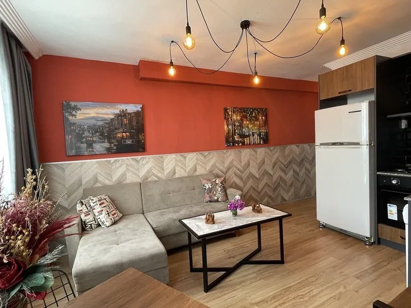 Dnevni prostor s kavčem in moderno razsvetljavo