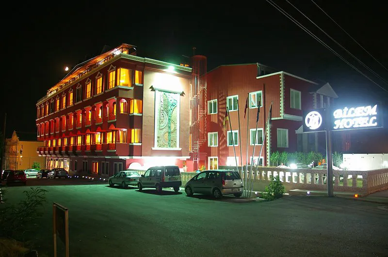 Nočni pogled na osvetljeno rdečo fasado hotela Bilem