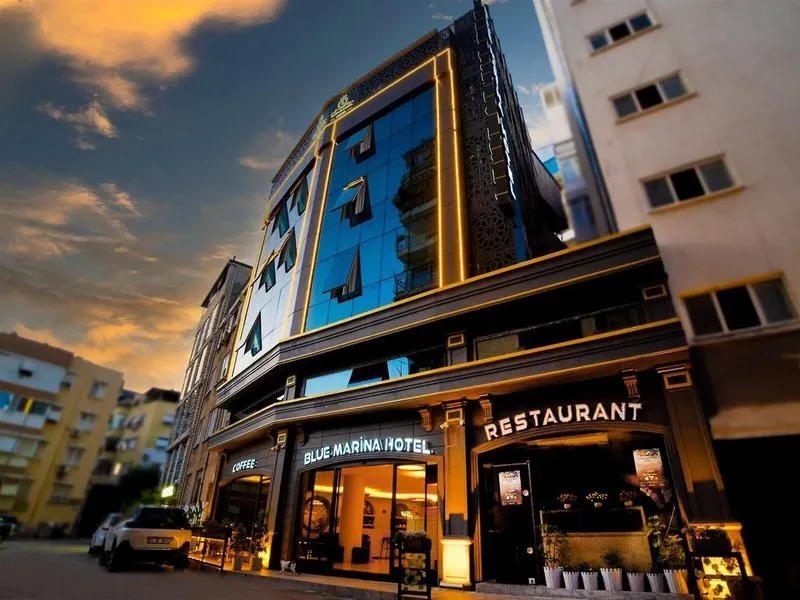 Osvetljena moderna fasada hotela Blue Marina ponoči