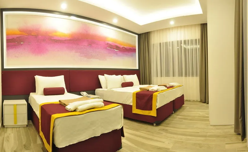 Sodobna triposteljna soba z barvitimi detajli