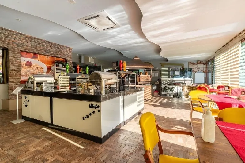 Samopostrežni bife z bogato izbiro svežih jedi