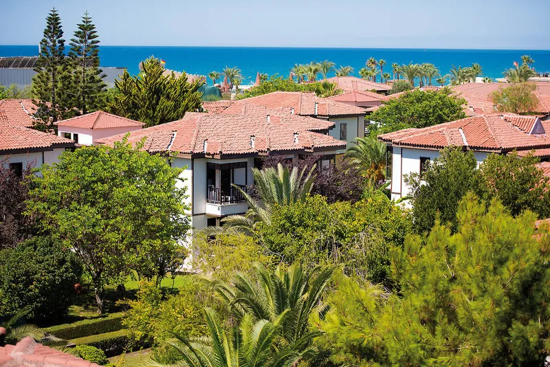 Pogled na bungalove hotela Club Nena sredi zelenja