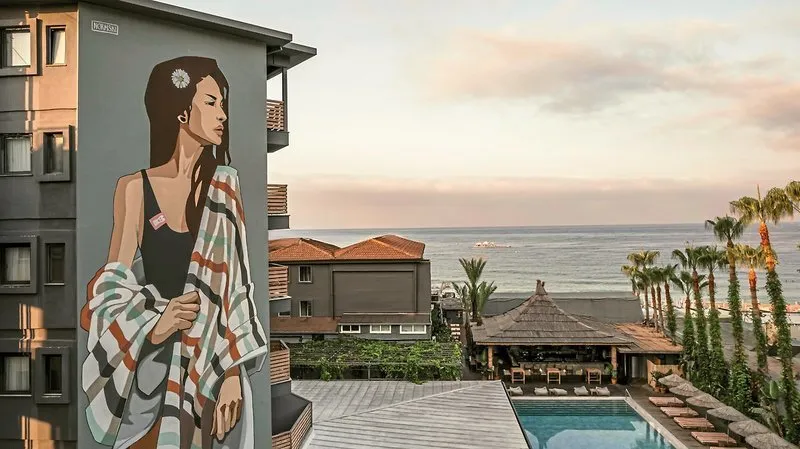 Moderna poslikava na fasadi hotela s pogledom na bazen in morje