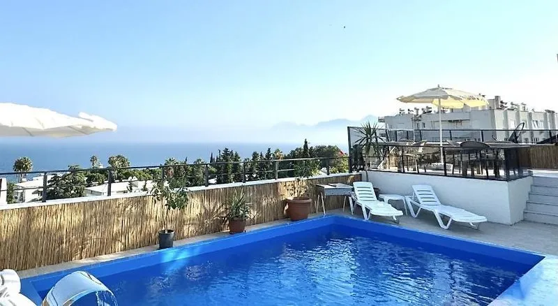 Majhen zunanji bazen na strešni terasi s pogledom na Antalyo