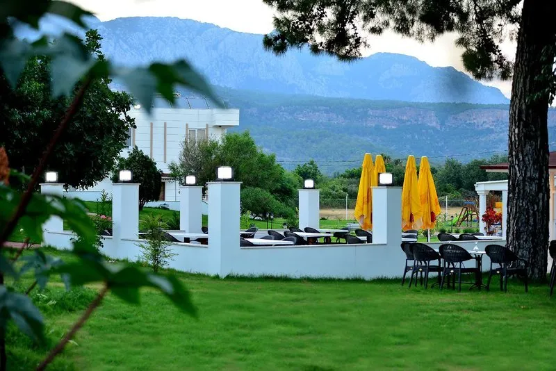 Idilična lokacija hotela Dream Town pod gorskimi vrhovi