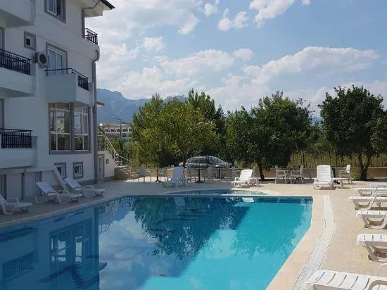 Bazen hotela Elijah s pogledom na okoliško hribovje Kemerja