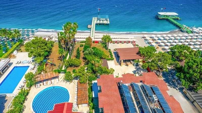 Plaža s pomolom in senčniki pred hotelom