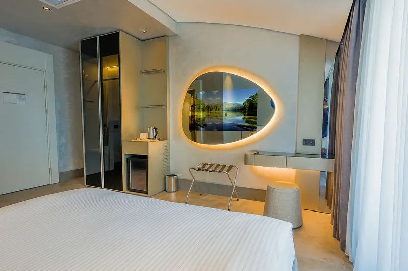 Sodobno opremljena hotelska soba z minimalističnim dizajnom