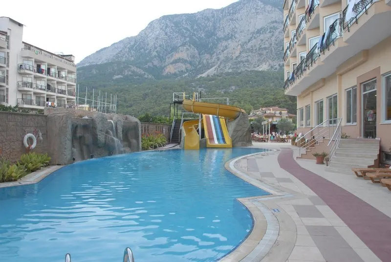 Zunanji bazen z rumenim vodnim toboganom