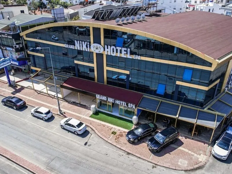 Pogled iz zraka na Grand Niki Hotel & Spa in okolico