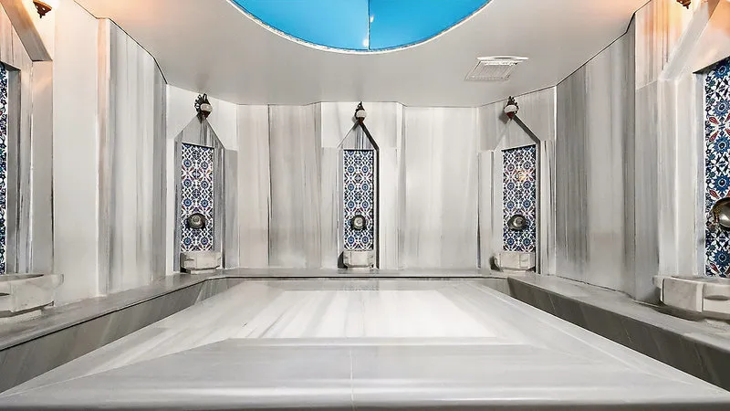 Peščena plaža s senčniki pred hotelom