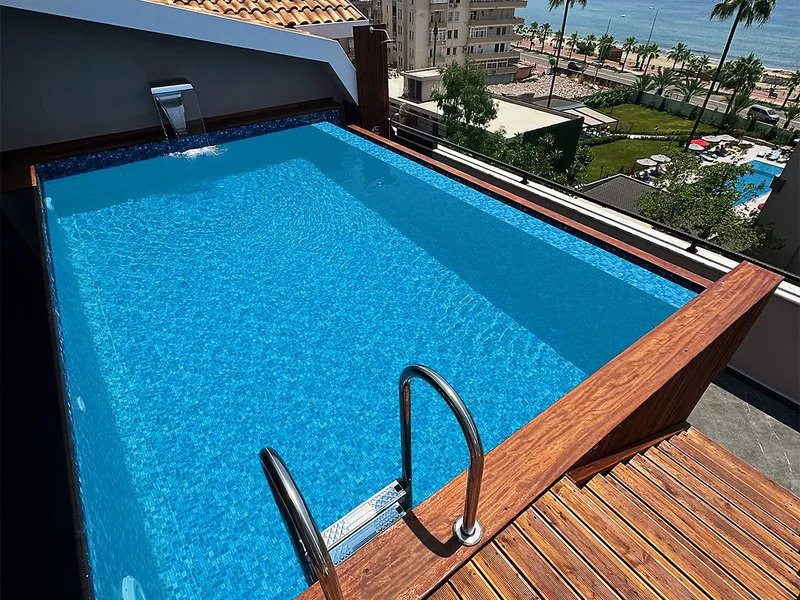 Strešni bazen s kristalno vodo in pogledom na morje