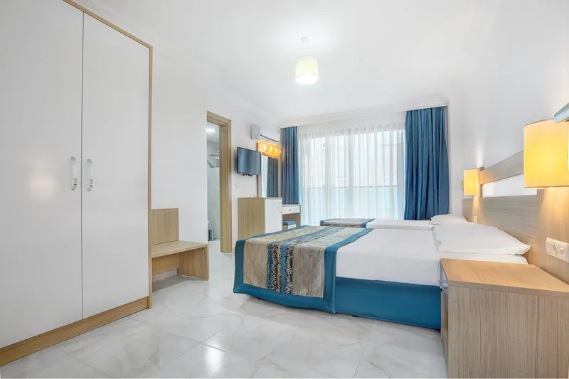 Sodobno opremljena hotelska soba z modrimi detajli