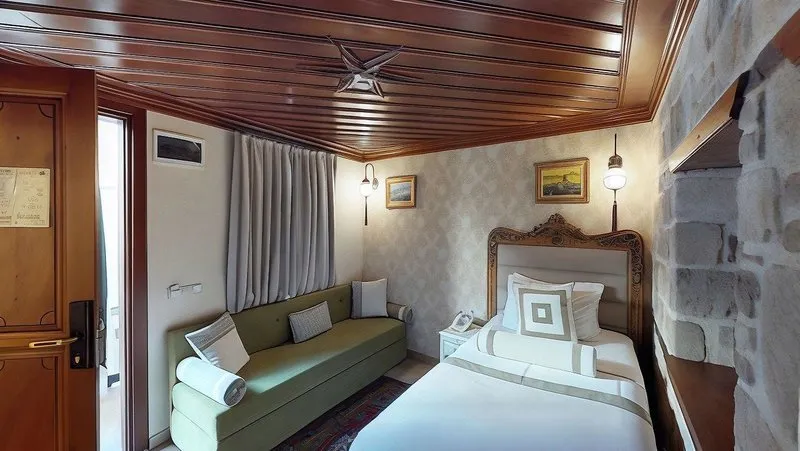 Elegantna soba z lesenim stropom v Hotelu 1207