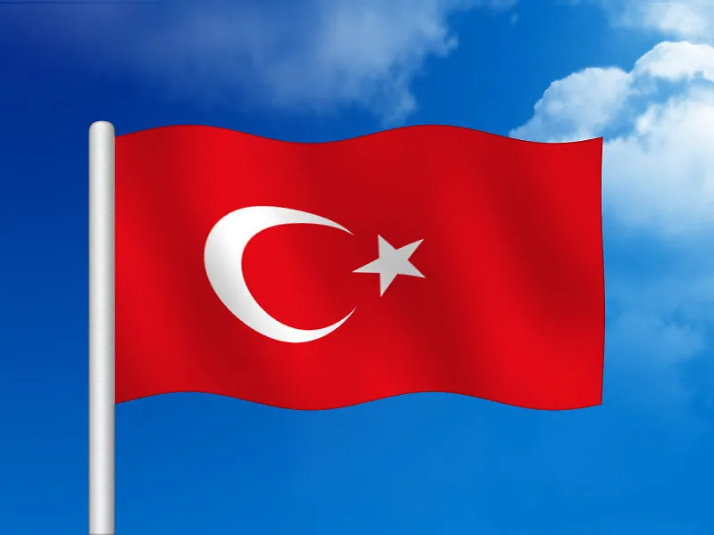 Turška zastava na modrem nebu