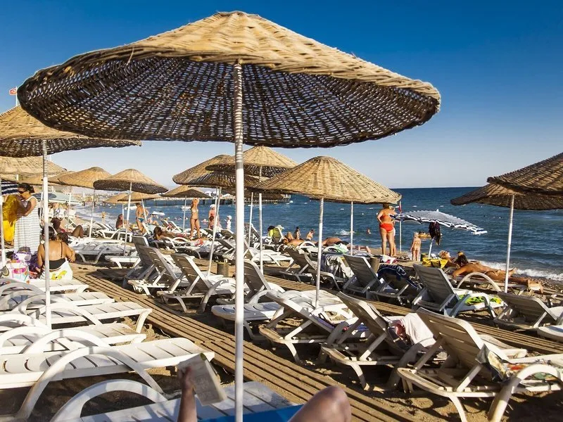 Urejena plaža s senčniki in ležalniki v bližini hotela