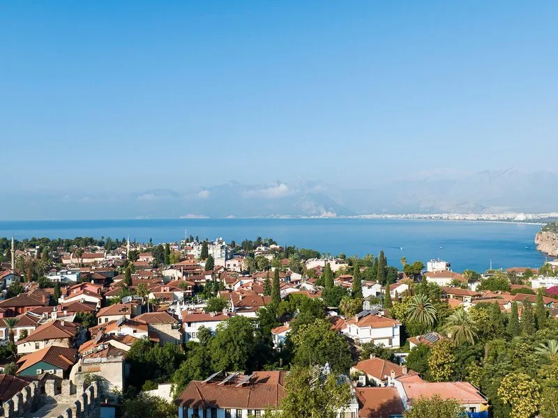 Pogled na staro mestno jedro Antalye in morje