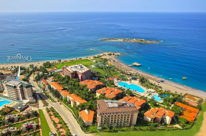 Letalski posnetek resorta ob turkiznem morju