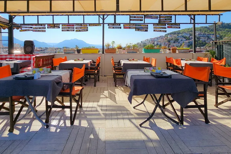 Restavracija na terasi s pogledom na grad Alanya