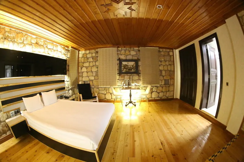 Luksuzna soba z lesenim stropom in kamnitimi detajli