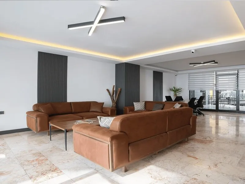 Udoben hotelski lobi z rjavimi usnjenimi zofami