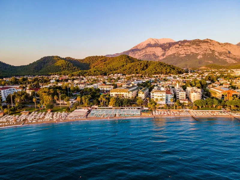 Panoramski pogled na plažo Kemer in gore v ozadju