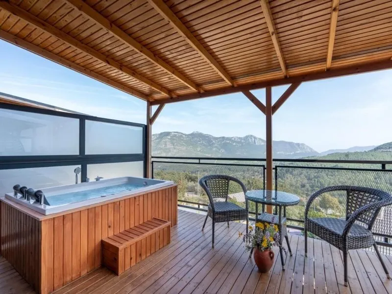 Zasebna masažna kad na terasi s pogledom na naravo