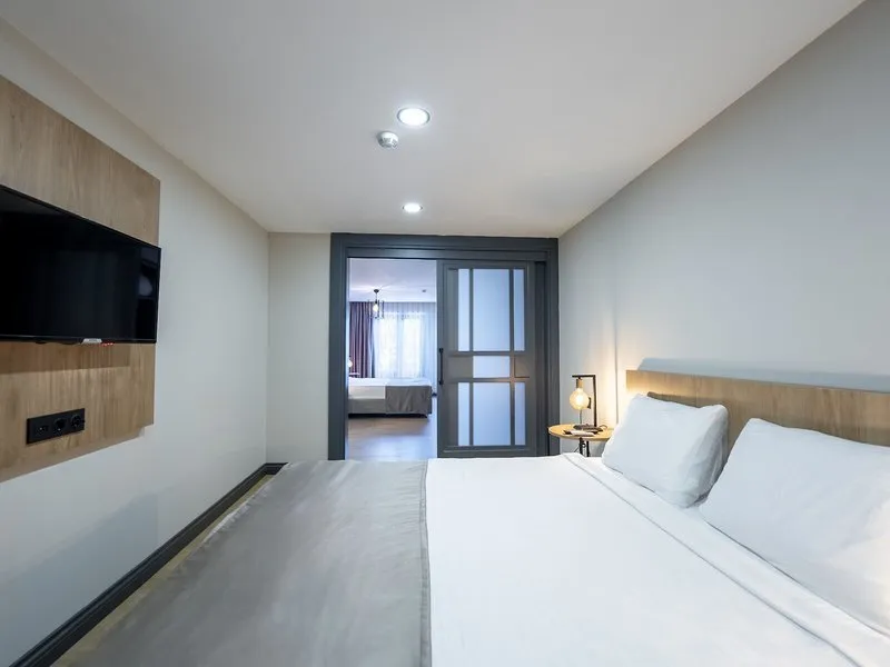 Svetla in moderna spalnica z zakonsko posteljo in drsnimi vrati