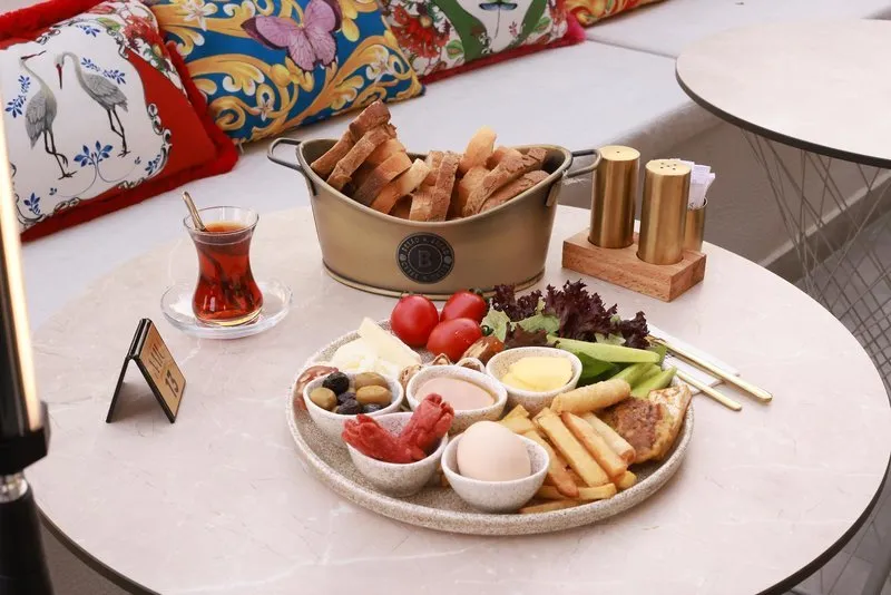 Tradicionalen turški zajtrk s svežo zelenjavo in siri