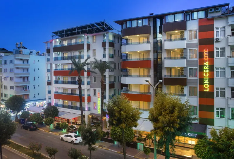 Zunanjost hotela Lonicera City Cleopatra ob večeru