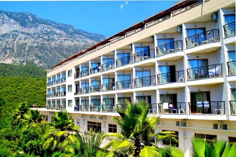 Zunanjost hotela Magic Sun s pogledom na gore Taurus