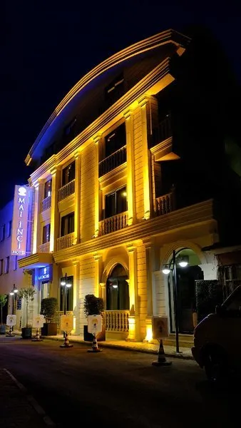 Osvetljena zunanjost hotela Mai Inci ponoči