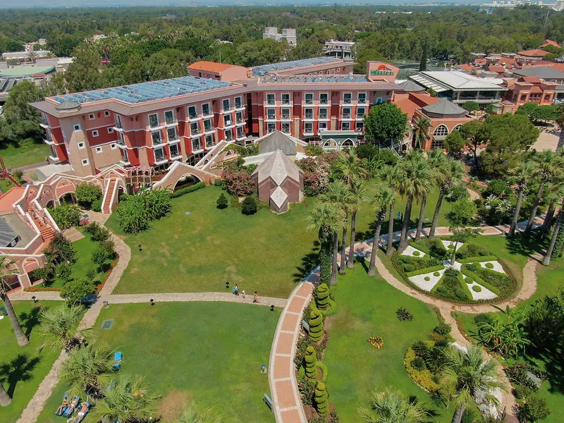 Pogled na prostoren vrt in osmansko arhitekturo hotela Megasaray