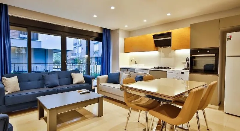 Moderna dnevna soba z modrim kavčem in jedilnico v apartmaju Mene Suites