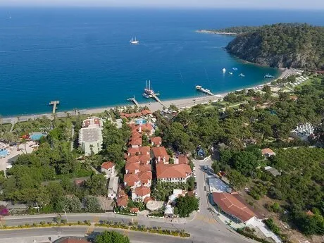 Pogled iz zraka na plažo in turkizno morje pred hotelom MG Club Akman Beach.