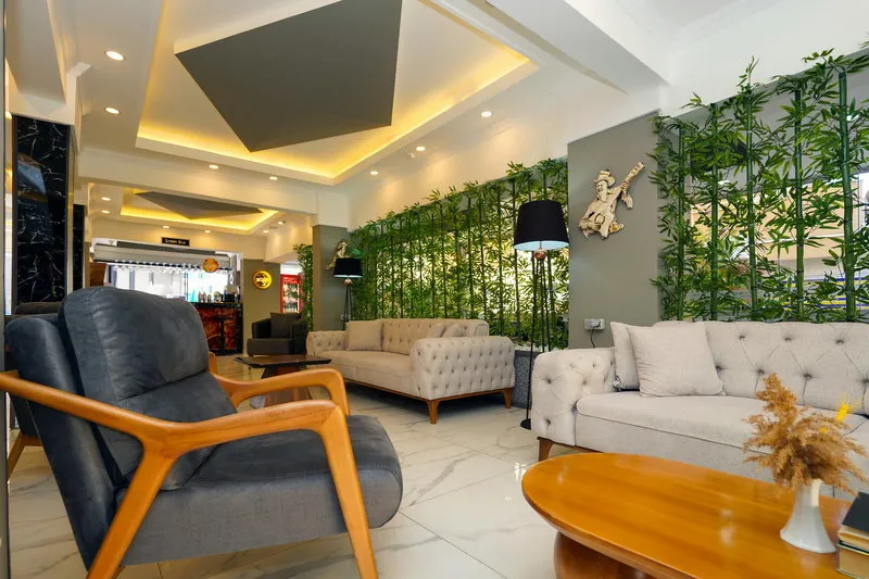 Udoben prostor za sedenje v hotelskem lobiju