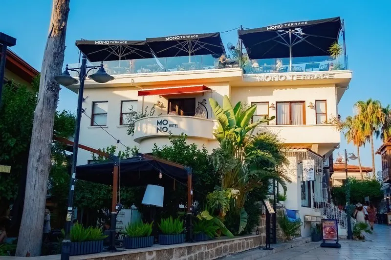 Zunanjost Mono Hotela s teraso